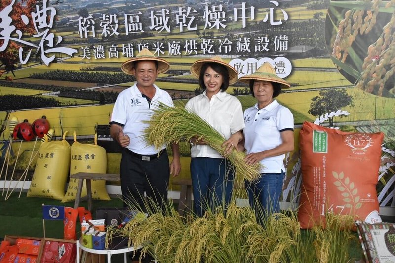 立法院經濟委員會6日由召委邱議瑩（中）帶隊赴高雄市美濃區參加高埔頂米廠烘乾設備啟用典禮，並於會後推廣美濃粄條，鼓勵民眾安心食用粄條及各類米食產品。（邱議瑩服務處提供）中央社記者蔡孟妤傳真  113年5月6日