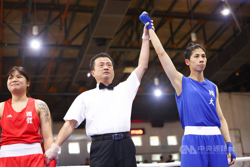 113年全大運6日進行公開女生組拳擊第6量級賽事決賽，代表輔仁大學出賽的拳擊好手林郁婷（藍衣者）因對手棄權，順利拿下金牌。中央社記者王騰毅攝  113年5月6日