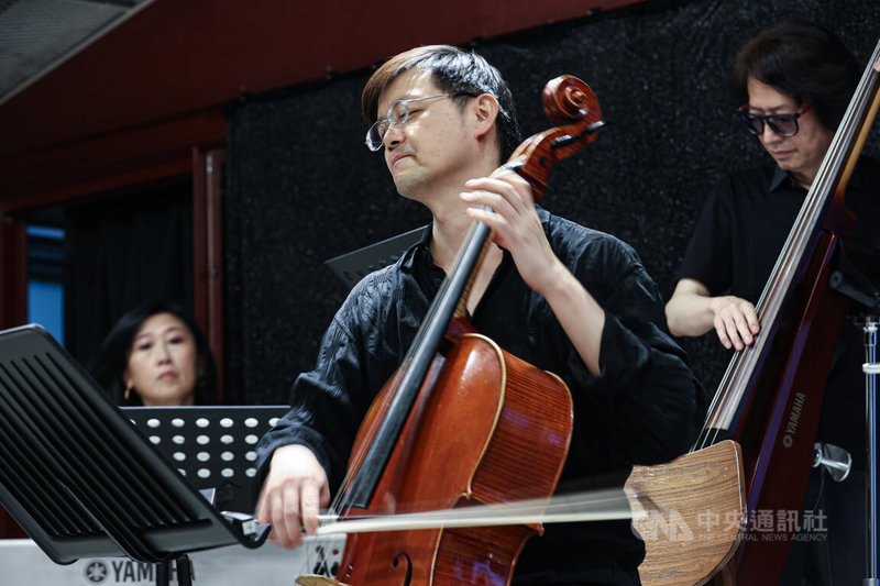 為致敬法國作曲家克勞德．波林（Claude Bolling），多名國內音樂人將在全台巡迴演出2024「法國爵士音樂禮讚」，預計有6場音樂會30首經典作品輪番上陣，大提琴家呂超倫（中）6日在宣傳記者會上演奏曲目。中央社記者鄭清元攝  113年5月6日