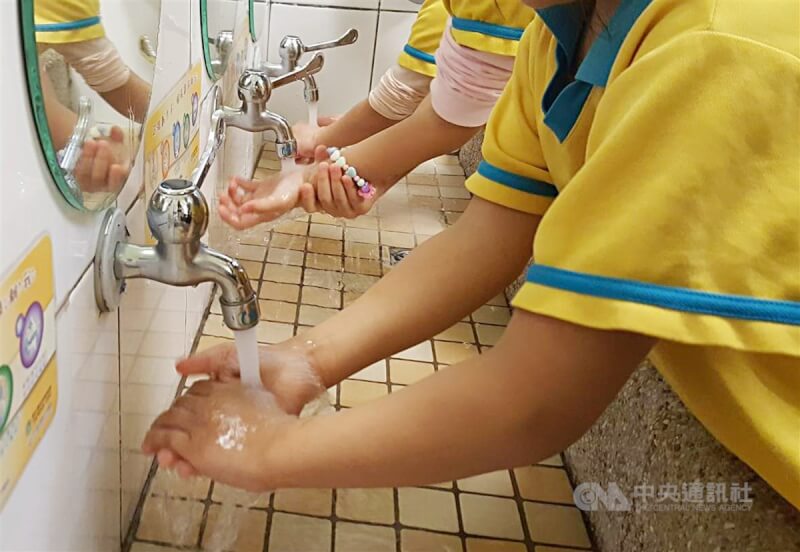 新北市府6日表示，中和、板桥区分别列为肠病毒高风险区，2区学龄前教托育机构自2月5日起累计有49班次停课。图为孩童清洁手部。（中央社档案照片）