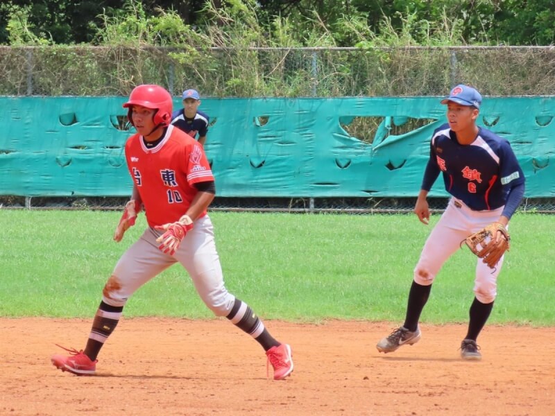 113年王貞治盃青棒賽B組勝部冠軍戰台東縣隊(台東體中)與桃園市隊(平鎮高中)6日交手,6局平手時,台東縣隊長林泊廷(左)大膽盜本壘成功、跑回球隊致勝分。(台東體中提供)中央社記者謝靜雯傳真 113年5月6日