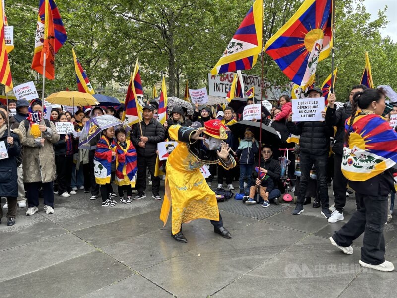 欧洲西藏人社群大规模动员抗议习近平访法，同时呼吁法国总统传达人权讯息。有异议人士扮演「皇帝」，遭人民唾弃。中央社记者曾婷瑄巴黎摄 113年5月6日