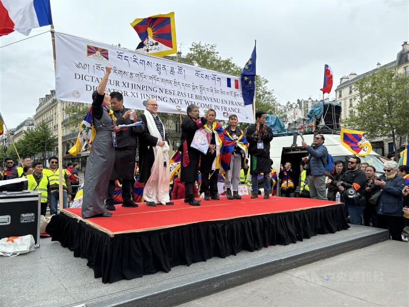前参议员卡托兰（左3）长年为维吾尔与西藏人士奔波。他上台演说时表示，即使遭受网攻骚扰，仍会继续奋战。中央社记者曾婷瑄巴黎摄 113年5月6日
