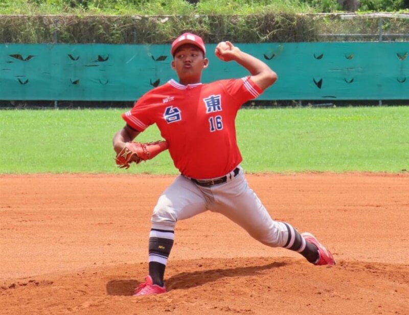 113年王貞治盃全國青棒錦標賽勝部賽事台東縣隊（台東體中）6日與桃園市隊（平鎮高中）碰頭，台東縣隊先發投手王喬恩4.1局失1分好投壓制，率隊以2比1搶勝、晉級4強。（台東體中提供）中央社記者謝靜雯傳真 113年5月6日