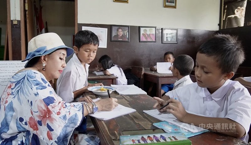 印尼75歲的雙胞胎姊妹在雅加達創立慈善學校。圖為妹妹伊利雅寧希（左1）教導學生算數學習題。中央社記者李宗憲雅加達攝  113年5月6日