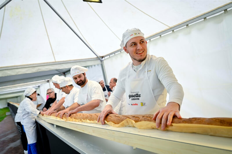 法國巴黎麵包師傅5日擊敗義大利競爭對手，烤出一條140.53公尺長的法國長棍麵包，刷新世界紀錄。（圖取自twitter.com/villedesuresnes）