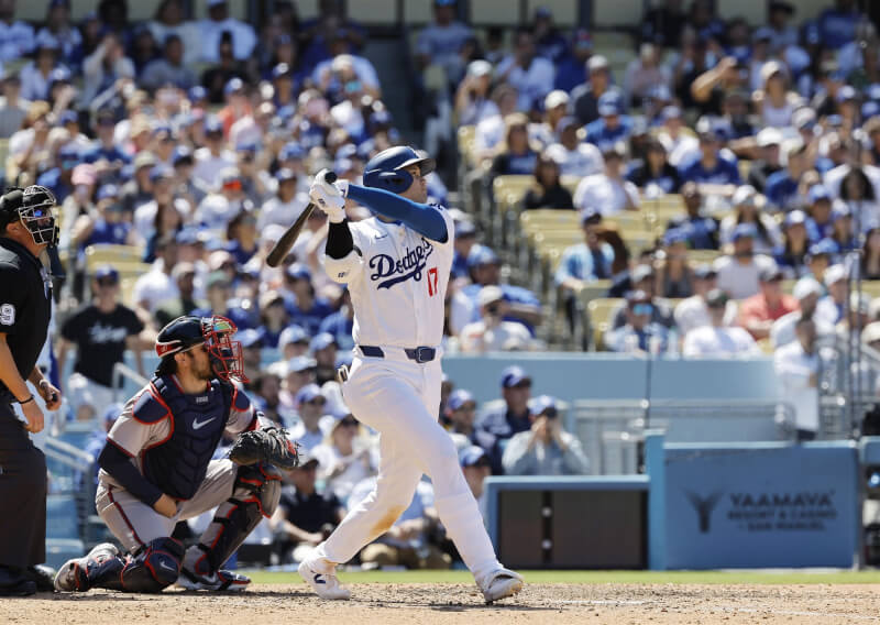 MLB道奇球星大谷翔平（前右）5日揮出雙響砲，率隊5比1擊敗亞特蘭大勇士。（共同社）