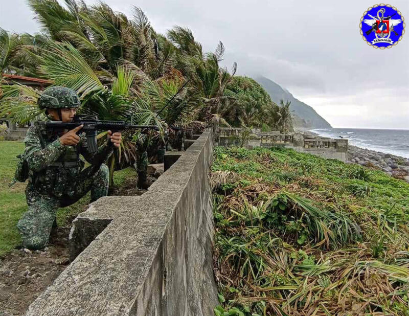 圖為4月4日菲律賓海軍陸戰隊進行演習保護巴丹島及卡拉顏島。（圖取自twitter.com/TeamAFP）