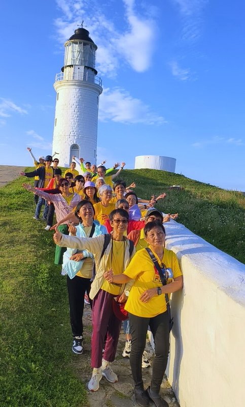 馬祖國家風景區管理處表示,COVID-19(2019冠狀病毒疾病)疫情後,5日迎來第1批新加坡團客,團員進行跨島深度旅遊,探訪東莒燈塔等特色景點。(馬祖風管處提供)中央社記者黃旭昇連江縣傳真 113年5月6日