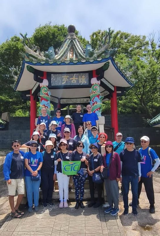 新加坡旅遊團5日抵達馬祖,展開5天4夜跨島深度旅遊,探訪位於東莒島的連江縣定古蹟大埔石刻,並合影留念。(馬祖風管處提供)中央社記者黃旭昇連江縣傳真 113年5月6日