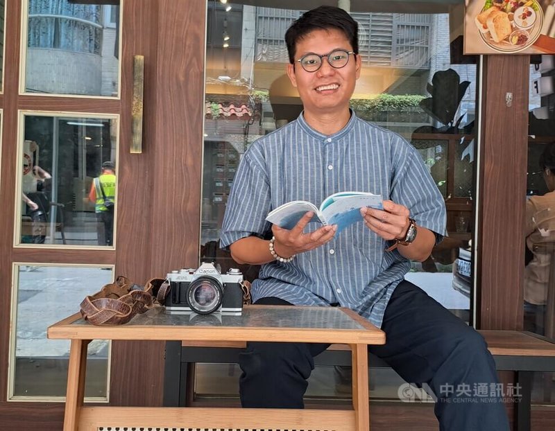2022年新北市文学奖新住民组首奖得主李绍基移民台湾后继续写作，并经常带著爸爸的80年代机相纪录周围的人与风景，作为创作灵感。中央社记者陈铠妤摄  113年5月6日
