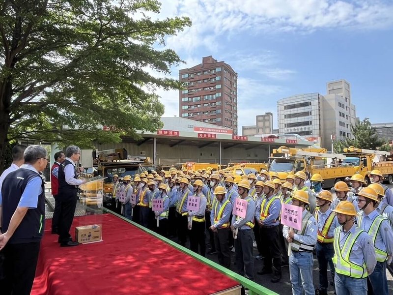 台湾电力公司桃园区营业处7日举行誓师大会，并宣布启动专案巡检计划，将执行较完整的巡检，并从新北、新竹及苗栗等地共4区调派40人在桃园支援1个月，盼降低桃园的停电事故。（台电桃园区营业处提供）中央社记者叶臻传真  113年5月7日