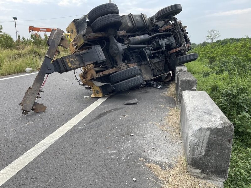 嘉義縣太保市高鐵大道與嘉64線路口7日下午發生一起死亡車禍，一輛高速公路特約拖吊車行經此處不明原因翻覆，駕駛座變形，男性駕駛遭夾傷重身亡。（民眾提供）中央社記者蔡智明傳真  113年5月7日