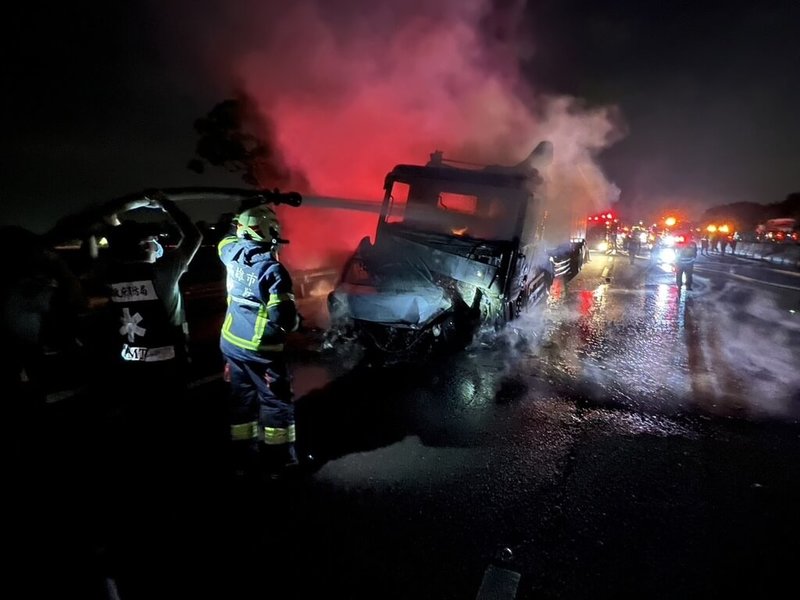 國道1號北上楠梓段7日晚間發生2車碰撞後燃燒事故，高雄市消防局獲報到場灌救，火勢撲滅後在小客車內發現一具焦屍，尚無法辨識身分。（高雄市消防局提供）中央社記者張已亷傳真  113年5月7日