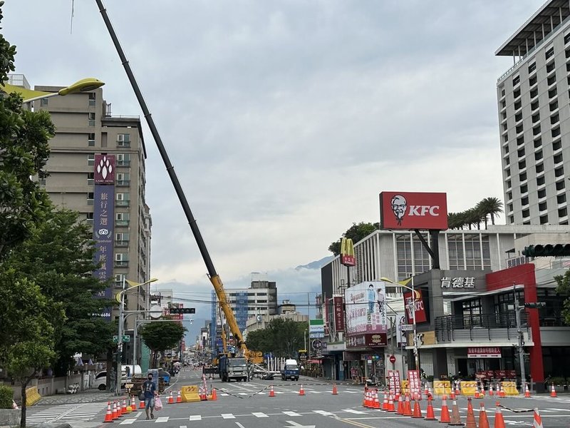 花蓮縣政府10日起將推出「2024永續遊花蓮-國內外四大旅遊市場獎勵方案」，盼帶動震後在地經濟復甦，7日則有多名議員關切旅館等營業場所及橋梁等公共建物的安全。圖為花蓮藍天麗池飯店拆除施工現場周邊。中央社記者李先鳳攝  113年5月7日