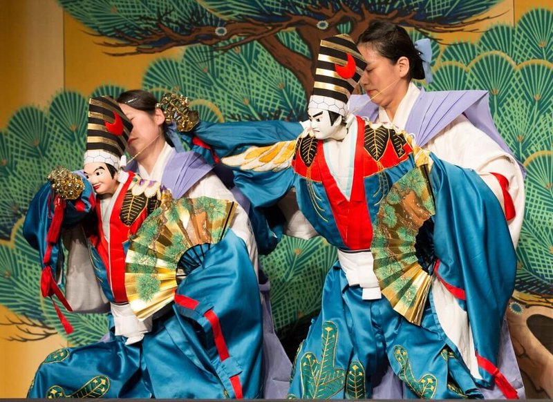 日本「文樂」是結合說唱、三味線、人偶3種形式的傳統偶戲，與能劇、歌舞伎並列3大日本傳統藝術。圖為「瞳座乙女文樂」帶來的經典劇目「兩人三番叟」。（衛武營國家藝術文化中心提供）中央社記者葉冠吟傳真  113年5月7日