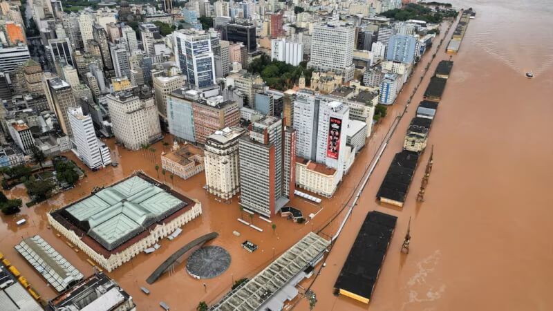 巴西南部南大河州遭暴雨襲擊，首府快樂港街道5日全泡在水裡。（路透社）