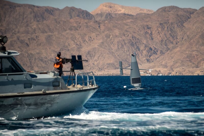 一艘Saildrone Explorer無人船2022年2月9日航行經過一艘約旦皇家海軍巡邏艇旁。（U.S. Naval Forces Central Command/2nd Class Dawson Roth/Handout via路透社）