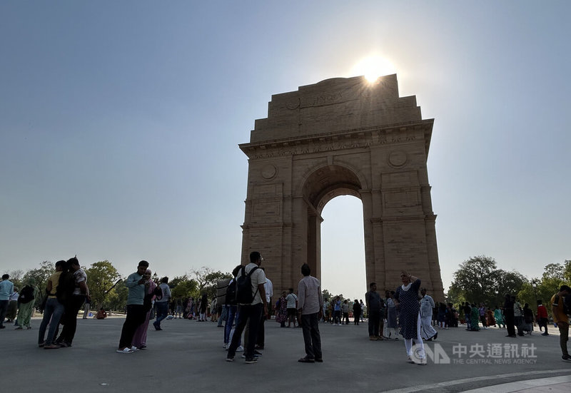 印度进入最炎热的月份，许多地方发生热浪。图为艳阳照射下的印度门，以及躲在印度门阴影下的游客。中央社记者林行健新德里摄  113年5月7日