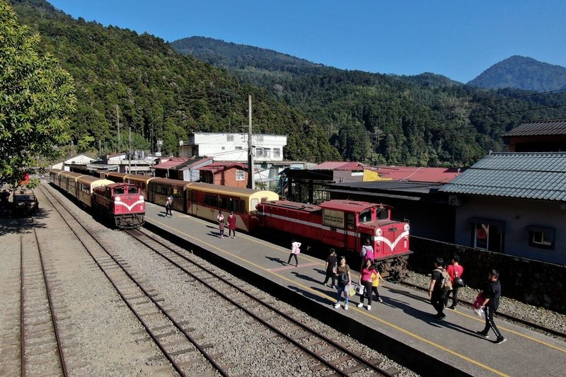 阿裏山林業鐵路及文化資產管理處7日表示，奮起湖車庫是阿裏山林鐵唯一的木構車庫，早年不論上山或下山的蒸汽火車，都在此加水、補充煤炭、更換蒸汽火車頭後才繼續上路。（阿裏山林業鐵路及文化資產管理處提供）中央社記者蔡智明傳真  113年5月7日