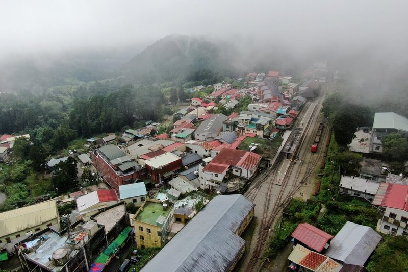 阿里山林业铁路及文化资产管理处指出，奋起湖地区以群山与山岚闻名，昔日因林业铁路发展成为山林交通与维运重要据点，也为奋起湖聚落带来熙来攘往繁荣盛景。（阿里山林业铁路及文化资产管理处提供）中央社记者蔡智明传真  113年5月7日