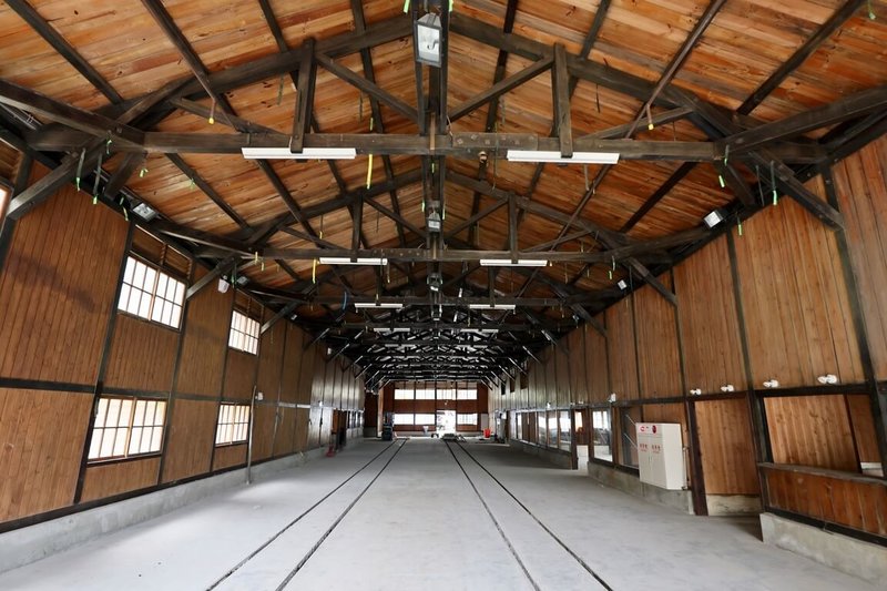 嘉義縣定古蹟奮起湖車庫經5年多調查研究、規劃設計及施工,耗資新台幣3400萬餘元,日前已完成整建修復。圖為奮起湖車庫內部。(阿里山林業鐵路及文化資產管理處提供)中央社記者蔡智明傳真 113年5月7日