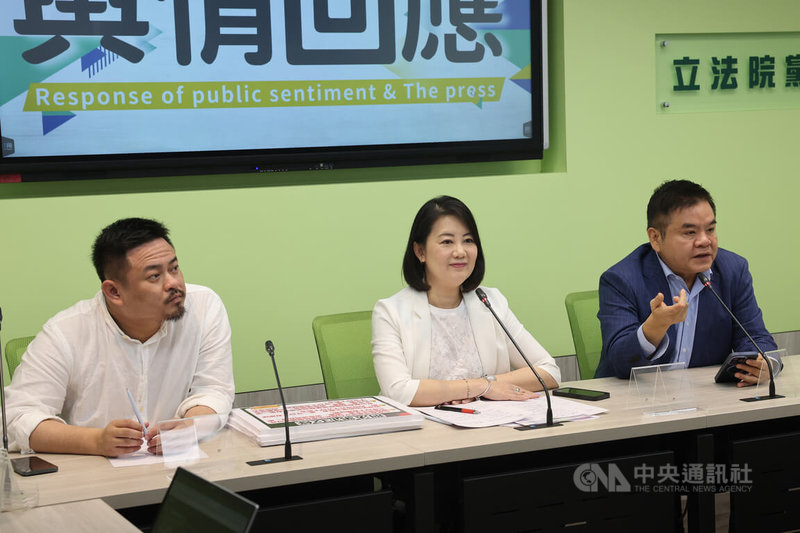 民進黨立法院黨團7日上午舉行輿情回應記者會,黨團幹事長吳思瑤(中)、書記長莊瑞雄(右)與副幹長洪申翰(左)一同出席,就媒體報導總統蔡英文將在520前特赦前總統陳水扁等議題進行回應。中央社記者趙世勳攝 113年5月7日