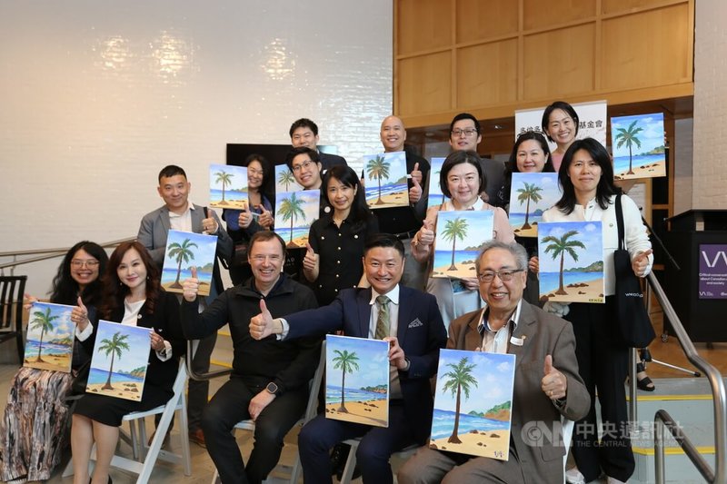 「多倫多台商會慈善基金會」6日舉行獎學金募款茶會,請到加拿大烏克蘭裔畫家馬里納(Sergey Malina,前排右3)進行繪畫教學,與會人士度過一個充滿藝術氣息的午後。中央社記者胡玉立多倫多攝 113年5月7日