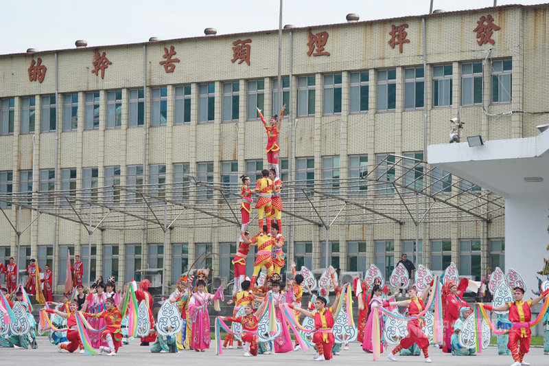 第16任总统副总统就职典礼20日登场，将参与当天演出的台湾戏曲学院7日与台湾特技团、九天民俗技艺团携手为演出桥段「祈求吉庆 欢喜台湾」彩排。中央社记者徐肇昌摄  113年5月7日