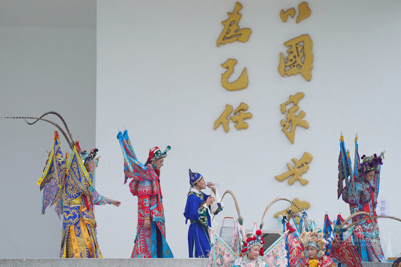 国立台湾戏曲学院与九天民俗技艺团7日在国防大学政治作战学院操场为520总统副总统就职典礼演出进行排练，在炎热的天气下，演出人员趁空档喝水、休息。中央社记者徐肇昌摄  113年5月7日
