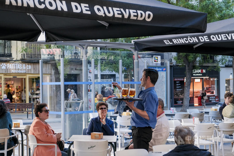 西班牙4月勞動市場表現強勁，就業人數有史以來首度飆破2100萬人門檻，觀光與餐飲業景氣熱絡，較3月新增逾9萬人就業，成為帶動這波成長的重要推手。圖為馬德里市中心正在為客人服務的酒館侍者。中央社記者胡家綺馬德里攝  113年5月7日