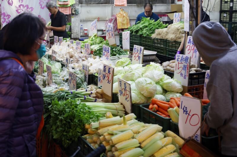 圖為台北市信義區民眾前往虎林市場買菜。（中央社檔案照片）