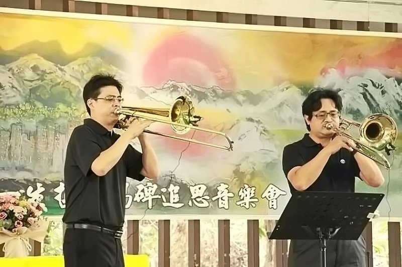 嘉义市管乐团30周年音乐会将在卫武营国家艺术文化中心登场，邀请白色恐怖受难者高一生后代高健雄（右）、高崇文（左）吹奏长号，诠释高一生作品集「印象嘉义－邹之风情」。（高健雄提供）中央社记者蔡智明传真  113年5月7日