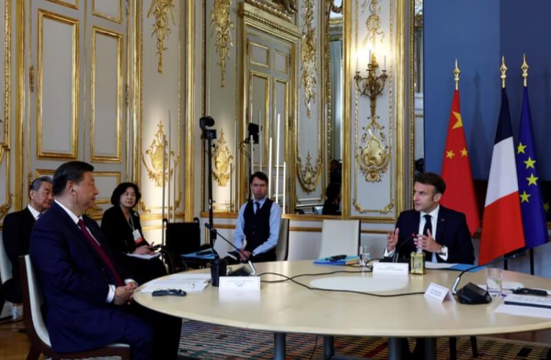 中國國家主席習近平（前左）6日與法國總統馬克宏（前右）會晤。（路透社）
