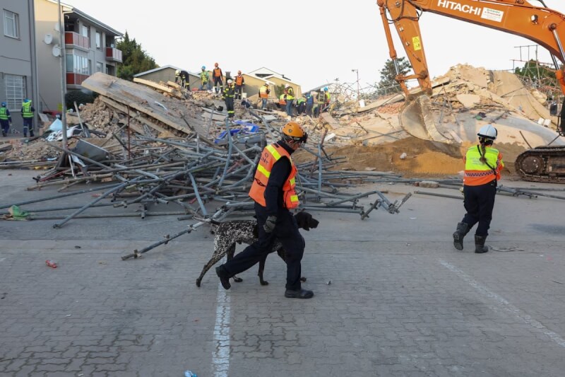 南非城市喬治一棟正在興建的建築物倒塌，救援人員7日在碎瓦礫中進行搜救行動。（路透社）