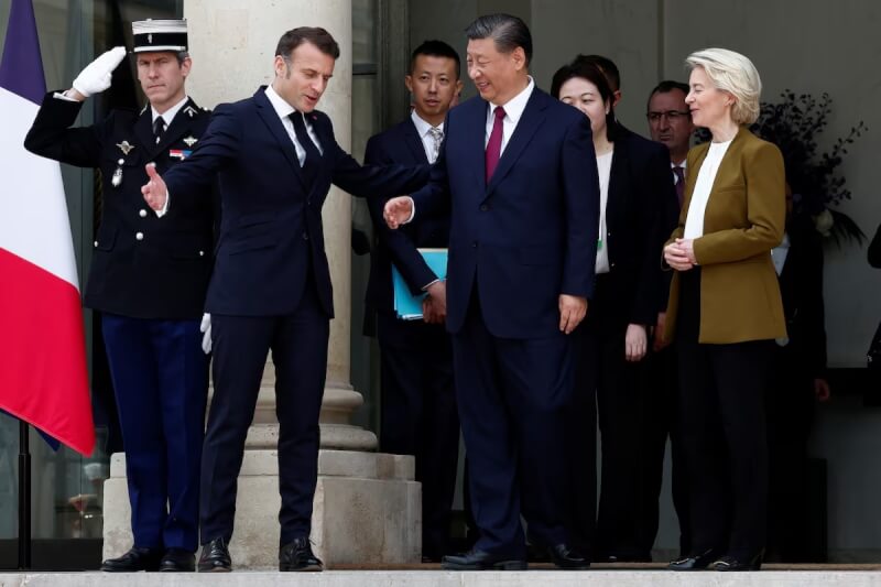中國國家主席習近平(前右)與法國總統馬克宏(左2)在艾里賽宮前交談互動。（路透社）