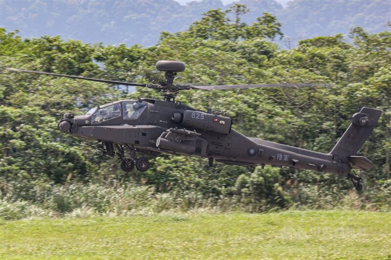 520总统副总统就职典礼倒数，国军7日进行520就职典礼国旗机队第一次全兵力组合训练，AH-64E阿帕契攻击直升机在操练中滑行准备起飞。中央社记者郑清元摄 113年5月7日