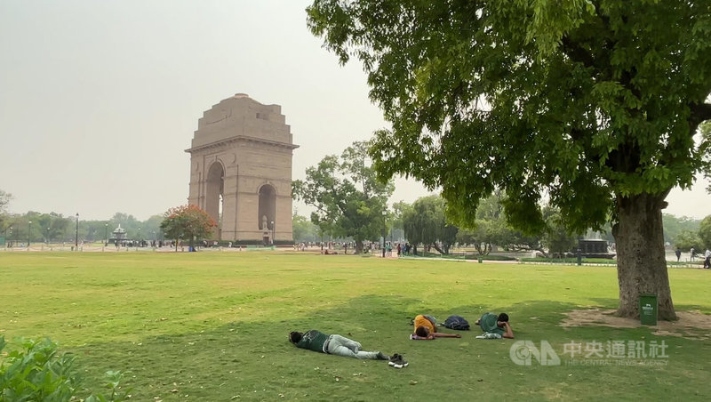 印度进入最炎热的月份，许多地方发生热浪。图为新德里印度门，民众躲在树荫下避暑。中央社记者林行健新德里摄  113年5月7日