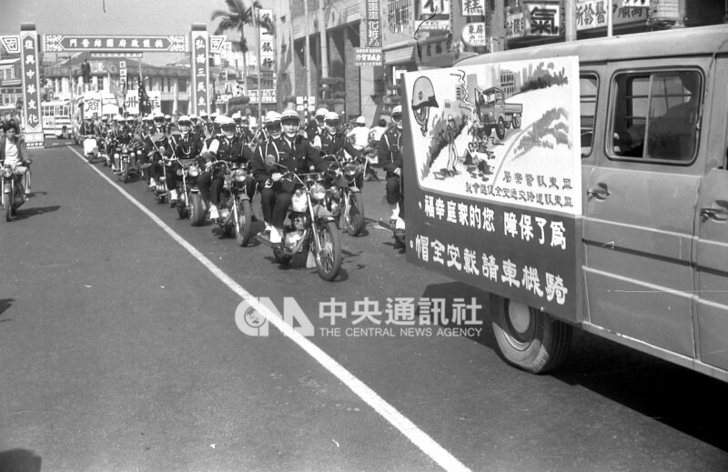 屏东县警察局发动义警及学生等500多人，参加骑机车戴安全帽的宣导游行活动，场面壮观。中央社记者韩华摄 1979年2月17日