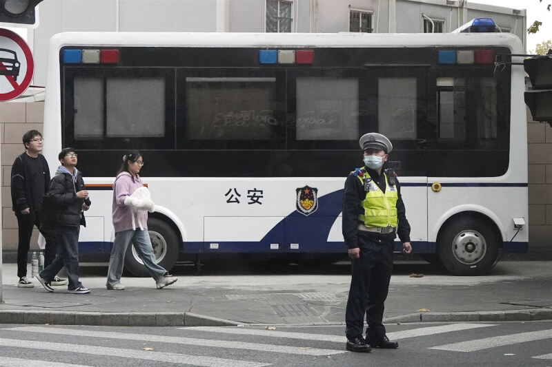 图为中国警察在上海市中心站岗。（共同社）