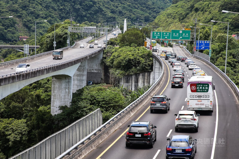 今年端午節連假為3天連續假期，高公局預估國道以旅遊車潮為主，首日車潮將最多。圖為國道5號石碇路段。（中央社檔案照片）