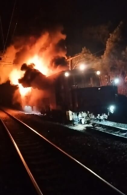 台鐵豐原后里間的大型砸道車6日深夜引擎起火，車輛全燒毀。（讀者提供）