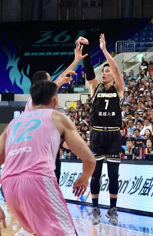 台灣職籃P. LEAGUE+ 新北國王隊7日晚間作客台北和平籃球館,與台北富邦勇士隊交手,國王陣中林書豪(右)拿下全隊最高的27分,助隊以101比95收下勝利。中央社記者張皓安攝 113年5月7日