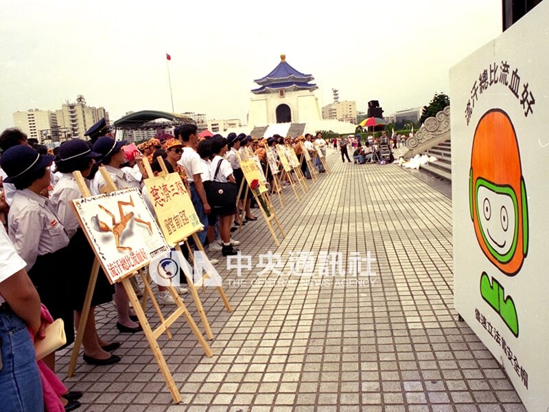 为提升机车骑士行车安全，倡议团体在台北中正纪念堂举行会师与宣导活动，呼吁政府尽速立法强制戴安全帽。中央社记者王远茂摄 1994年5月8日