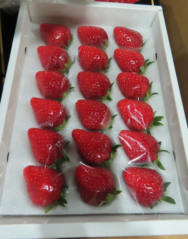 食藥署7日公布最新邊境攔截結果，慕果生鮮水菓行自日本香川輸入的「鮮草莓（FRESH STRAWBERRY（NYOHO））」遭檢出殘留農藥阿納寧0.04 ppm，依法退運或銷毀。（食藥署提供）中央社記者曾以寧傳真  113年5月7日