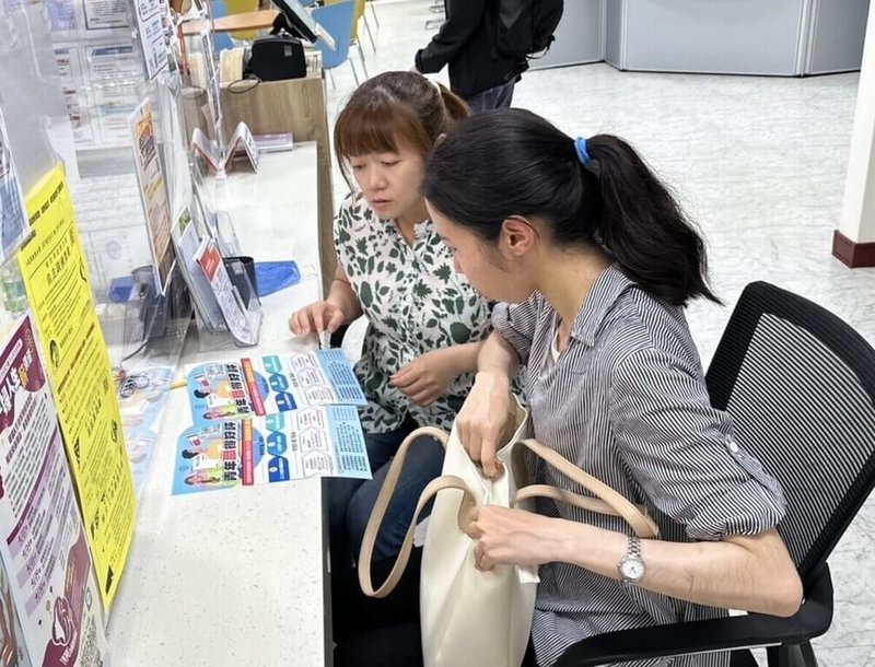 高雄市勞工局就業服務站「青年職得好評計畫」，平均每年約可協助180名待業超過6個月以上青年穩定就業；就服員透過深度諮詢，了解求職者人格特質，篩選出相關工作機會，再進一步引導如何撰寫履歷，提醒面試求職技巧，可讓徬徨青年在求職路上更安心、踏實。（高雄市勞工局提供）中央社記者林巧璉傳真  113年5月8日