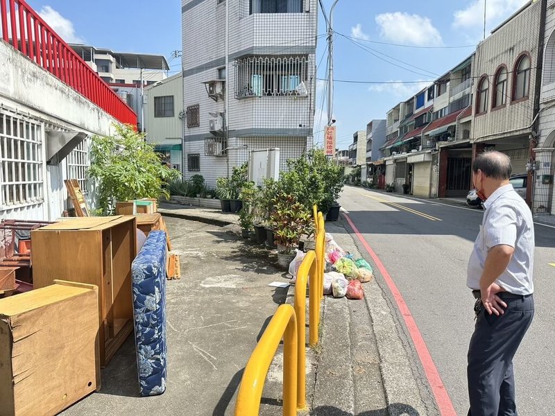 苗栗市玉清宮旁遭民眾任意堆置垃圾及大型家具廢棄物,市公所8日表示,已調閱監視器畫面對行為人依法開罰。(苗栗市公所提供)中央社記者管瑞平傳真 113年5月8日