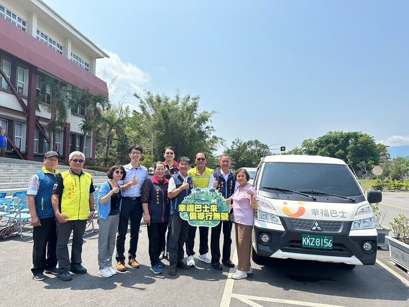 花蓮縣富里鄉公所表示，鄉民不論就醫、就學或採購，都常往返鄰近的台東縣池上鄉，形成一日生活圈，富里鄉的幸福巴士從4月開始將服務範圍擴展至池上鄉，助鄉親們享受更便利的交通服務。（富里鄉公所提供）中央社記者李先鳳傳真  113年5月8日