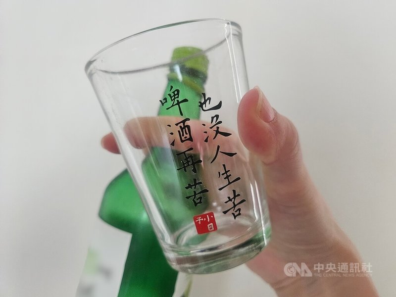 聚餐勸酒文化，不少人曾有暴飲回憶，狂飲酒精經驗甚至比想像頻繁，國民健康署提供「喝酒會傷身」、「開車不喝酒」等拒酒5招，幫助民眾扭轉勸酒文化。中央社記者陳婕翎攝 113年5月8日