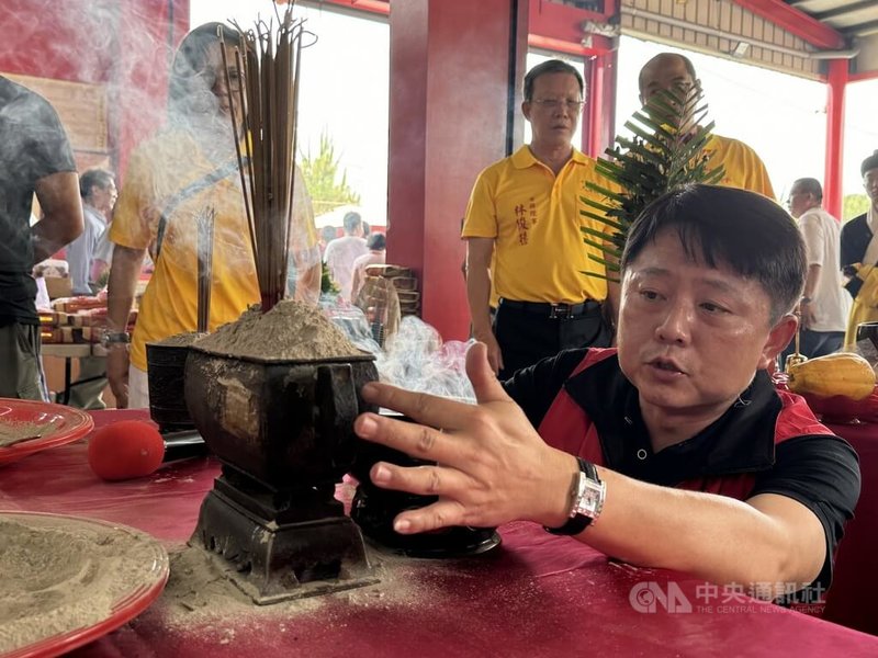 中華民國六房媽會8日表示,正駕香爐為造冊列管的重要保存文物,其爐耳及爐座有碰撞損毀痕跡,經由北港知名錫工藝技藝保存者「阿堂師」蔡明堂修復,呈現原古樸風貌。中央社記者姜宜菁攝 113年5月8日
